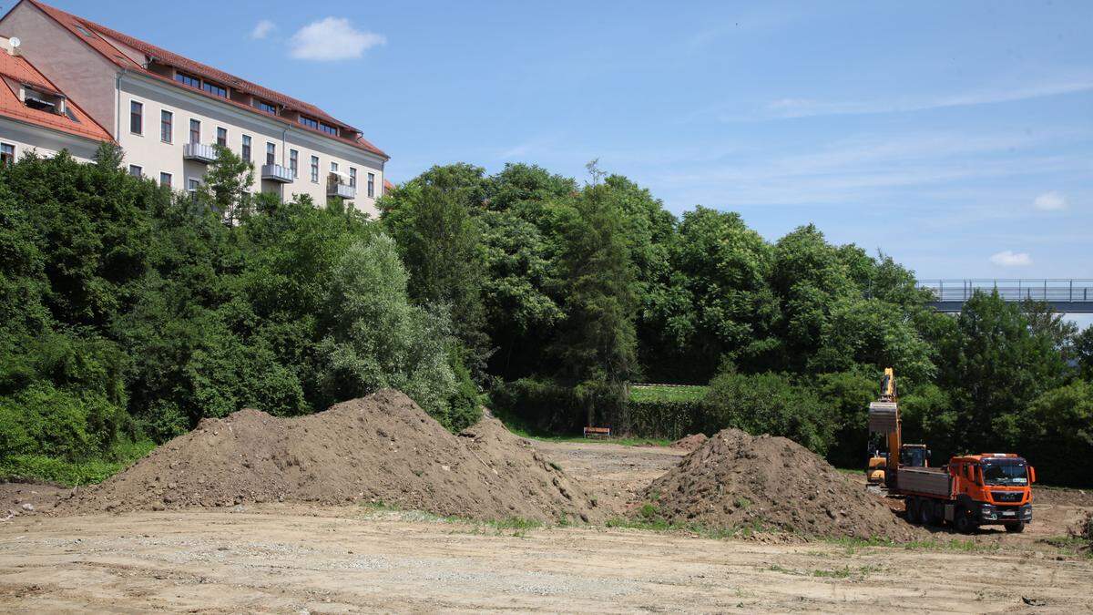 In der Fürstenfelder Feistritzgasse erfolgte bereits der Startschuss für den neuen Parkplatz