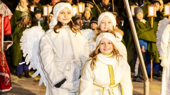 Christkind Angelina mit ihren Hauptengeln Dilara und Helena