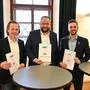 Das Bild zeigt drei Männer mit dem Koalitionspakt für Wildon | „Vize“ Wolfgang Draxler, Bürgermeister Christoph Grassmugg (beide ÖVP) und Andreas Friessnegg-Fahrngruber (Neos) präsentierten den Koalitionspakt. Werner Kammel (Grüne) war beruflich verhindert