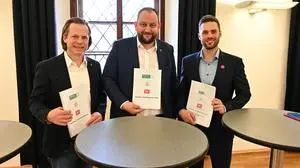 Das Bild zeigt drei Männer mit dem Koalitionspakt für Wildon | „Vize“ Wolfgang Draxler, Bürgermeister Christoph Grassmugg (beide ÖVP) und Andreas Friessnegg-Fahrngruber (Neos) präsentierten den Koalitionspakt. Werner Kammel (Grüne) war beruflich verhindert