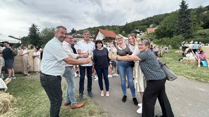 Das Kellerstöcklfest hat man sich 2001 als kleines Fest am Stradenberg in Frutten-Gießelsdorf in der heutigen Gemeinde St. Anna am Aigen zur Tourismusankurbelung ausgedacht