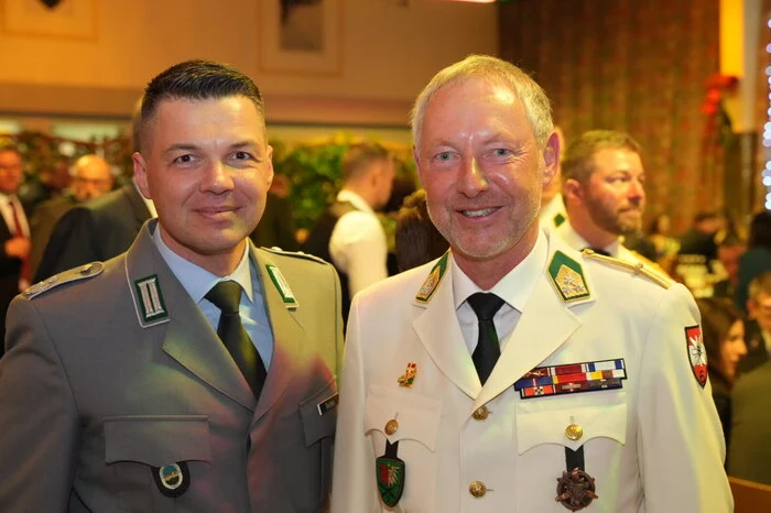 Der Kommandant des Deutschen Partnerverbandes der Hochgebirgsschützen Oberstwiesen mit dem Spittaler Kommandanten Rudolf Kury.