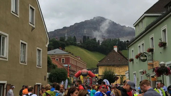 Mehr als 1500 Läufer und Walker nahmen Sonntag bei regnerischem Wetter die Herausforderung an, den Erzberg zu bezwingen.