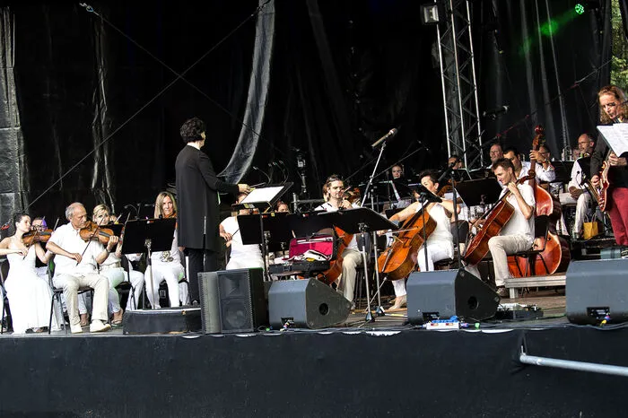 Großartig eingestellt hatte Hermine Pack auch ihr Rocksymphonic Orchester, das mit seinen heimischen Musikern den Spagat von der Symphonic zum Jazz bravourös meisterte