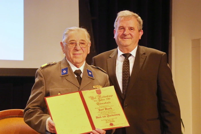 Der Träger der Henri Dunant Medaille in Gold und vieler weiterer Auszeichnungen des Roten Kreuzes wurde in der Kategorie „Einsatzorganisationen“ gekürt. Josef Resnik war 25 Jahre lang Blutspendereferent und ist seit 1973 beim Roten Kreuz. Seine Auszeichung wurde von einer großen Delegation des Roten Kreuzes heftig beklatscht.