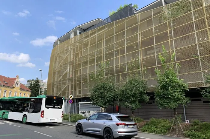 für ein Mehrparteienhaus mit offenen Stiegen und Arkadengängen hinter einem Goldkäfig