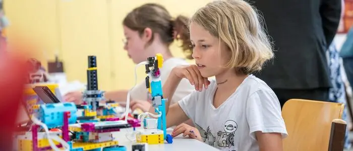 Kinder sollen so früh wie möglich ihren Forschergeist entdecken