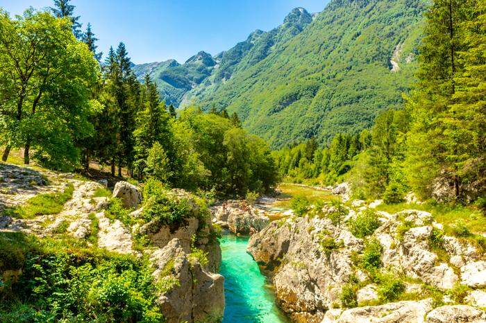 Der smaragdgrüne Fluss ist eine der Sehenswürdigkeiten von Soča