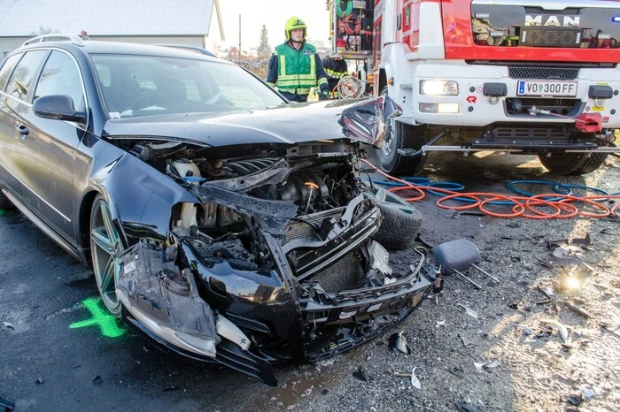 Der Lenker des zweiten Fahrzeuges wurde leicht verletzt.