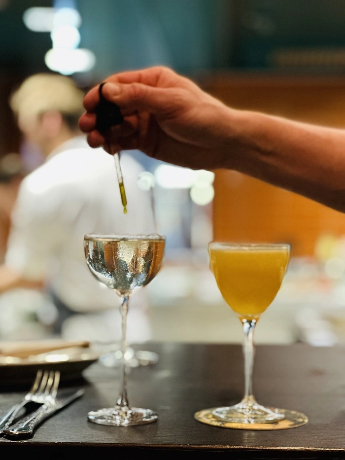 Niemand muss hier irgendetwas – ein Drink, ein Gang, zehn Gänge oder gleich alles an der Bar.