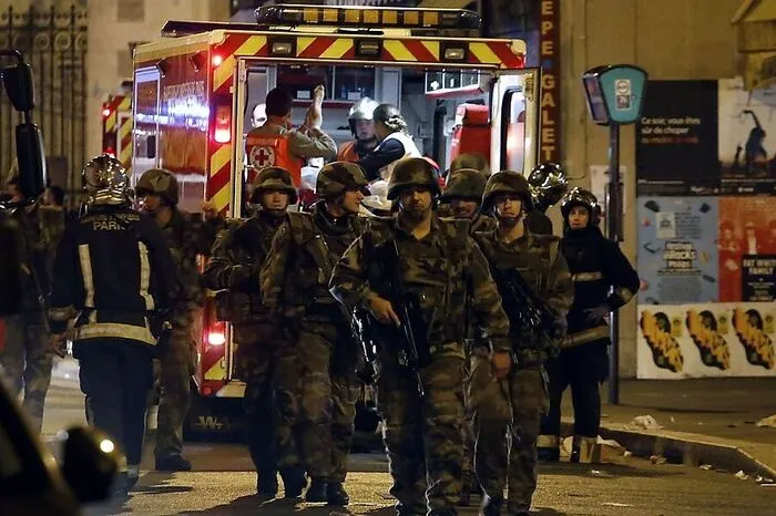 In der weiter südlich gelegenen Rue de Charonne attackieren die Islamisten das Restaurant "La Belle Equipe", es gibt 20 Tote. Knapp einen Kilometer weiter zündet einer der Angreifer im Cafe "Le Comptoir Voltaire" seinen Sprengstoffgürtel und verletzt rund ein Dutzend Menschen, davon einen schwer. Die beiden anderen Angreifer - darunter Drahtzieher Abdelhamid Abaaoud, der bei einer Razzia im November 2015 in Saint-Denis getötet wurde - tauchen unter und werden fünf Tage später bei einem Polizeieinsatz in Saint-Denis nördlich von Paris erschossen.