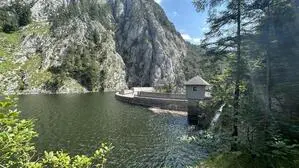 Die Staumauer des Salza-Stausees zwischen Bad Mitterndorf und St. Martin am Grimming im Sommer