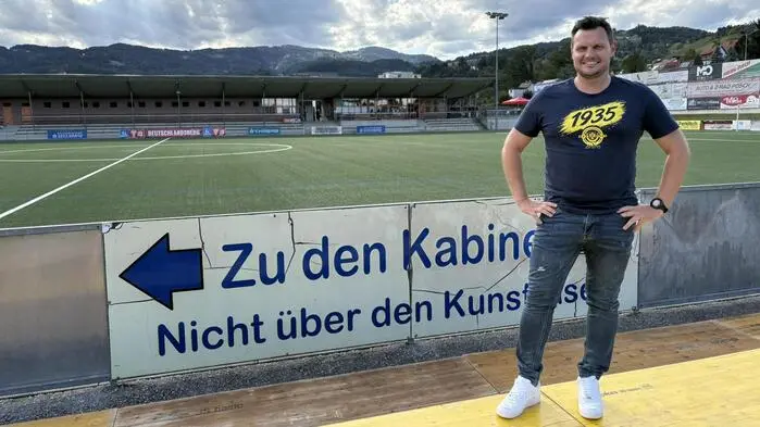 DSC-Obmann Patrick Muchitsch auf einer der Behelfstribünen im Koralmstadion