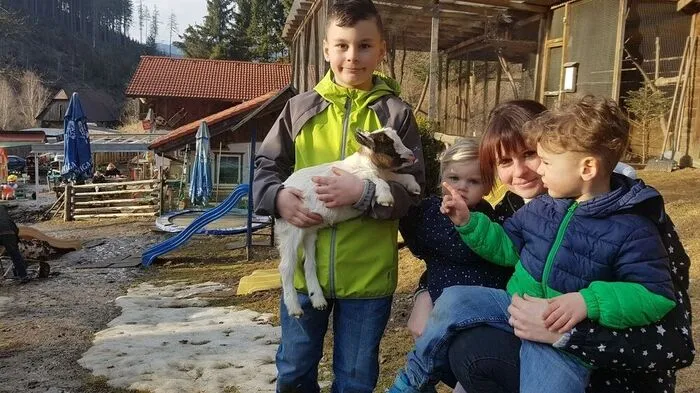 Die zwei Wochen alten Ziegen begeistern die kleinen Besucher