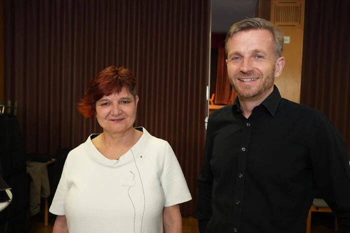 Die Organisatorin des Via Iulia Augusta Kultursommers, Helga Pöcheim mit dem Leiter des Kärntner Landesjugendchores, Bernhard Wolfsgruber.