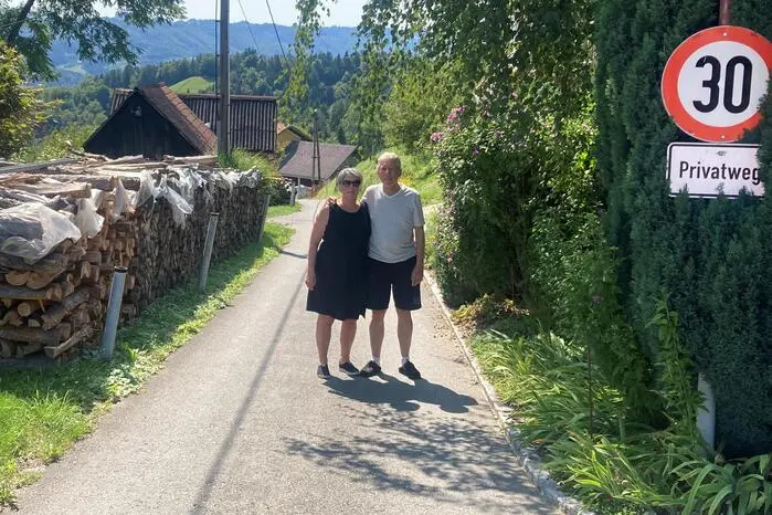 Ein jahrelang schwelender Nachbarschaftsstreit über eine zu enge Straße und aufgestellte Metallrohre verhinderte in Leutschach die Lieferung von Holzpellets für die Heizung eines Anrainerpaares.