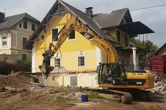 Wir haben die Abrissarbeiten verfolgt. Am Grundstück sollen nun 22 Wohnungen und zwölf Reihenhäuser entstehen.
