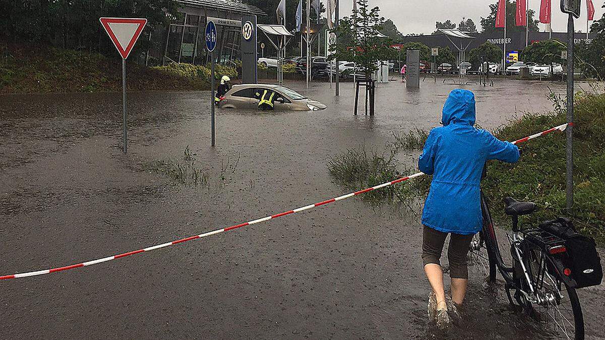 Auf zahlreichen Straßen stand das Wasser knöchelhoch, die Berliner Innenstadt war teilweise lahmgelegt