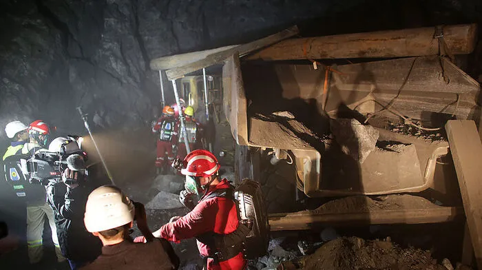 Ein Lkw war in die Tunnelwand gekracht