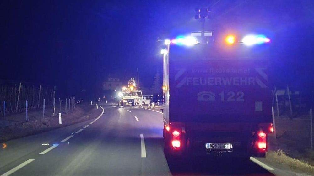 Die Freiwillige Feuerwehr Rollsdorf unterstützte die Energie Steiermark und leuchtete etwa den Einsatzbereich aus.
