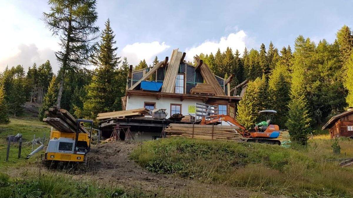 Das Haus am Zettersfeld während der ersten Abtragungsarbeiten