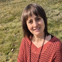 Barbara Brunner gibt ihr Kräutermärchen zum Besten