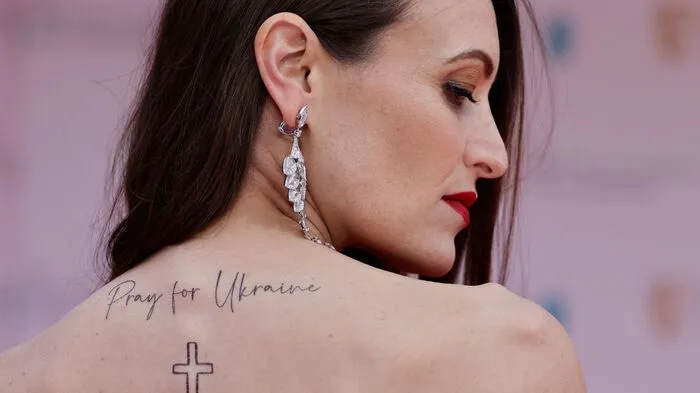 Ein Gast bei der Bafta-Verleihung zeigt sich solidarisch mit den Ukrainern.