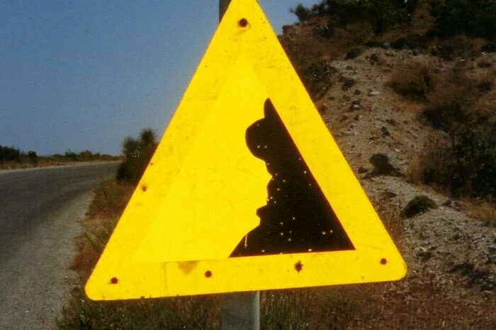 Echt armselig ... skandalös eigentlich, der Hinweis auf Lefkas (Lefkada). Vielleicht ist es der Sparsamkeit der Griechen geschuldet. Aber eine Steinschlag-Tafel ohne Stein - das geht gar nicht. Und trotzdem: Wer ohne Schuld ist, der werfe den ersten St...