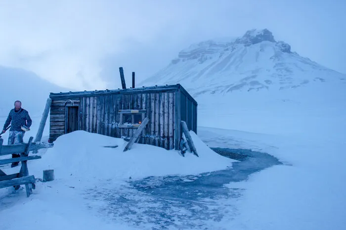 Nur wer mit der Natur lebt, kann sich ihr auch nähern. In dieser Hütte auf Svalbard findet der Naturfilmer Schutz und Unterschlupf.