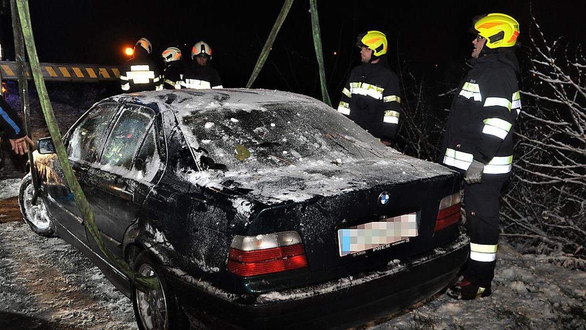 Nach dem spektakulären Unfall konnte der unverletzte Lenker die Fahrt mit seinem Wagen fortsetzen