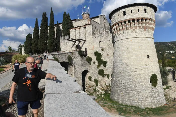 Die Burg steht auf dem Hügel Cidneo und ist eine der größten Festungsanlagen Italiens. Guide Giampietro Marchesi führt mit großer Leidenschaft durch die Räume.