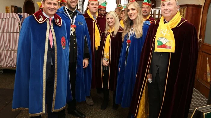 Große Vorfreude kurz vor dem traditionellen Einläuten der fünften Jahreszeit um 11.11 Uhr mit einem Frühschoppen im Arkadenhof am Hauptplatz: Bürgermeister Kurt Wallner, das alte und das neue Prinzenpaar sowie Präsident der Faschingsgilde Willibald Mautner.
