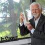 Der mittlerweile 94-jährige US-Ingenieur Martin Cooper mit dem Prototypen des ersten Mobiltelefons