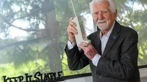 Der mittlerweile 94-jährige US-Ingenieur Martin Cooper mit dem Prototypen des ersten Mobiltelefons