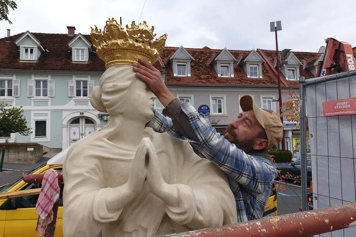 Bildhauer Tomasz Molis setzte der Marienfigur die neue Krone, gefertigt von der Spenglerei Almer in Pöllau, die auch auf Turmdeckarbeiten spezialisiert ist, auf das Haupt.