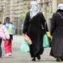 ARCHIV - Türkische Frauen mit Kopftüchern, Einkaufstaschen und ihren Kindern in Berlin (Archivfoto vom 01.09.2006). Im jahrelangen Streit um das Bleiberecht für langjährig geduldete Ausländer haben sich die Spitzen der Koalition in der Nacht zum Dienstag (13.03.2007) in Berlin geeinigt. Im Kern blieb es bei der Ende vergangenen Jahres von der Koalition verabredeten Regelung für die etwa 180 000 Altfälle. Sie sieht vor, geduldeten Ausländern, die seit mehr als sechs Jahren in Deutschland leben, ein dauerhaftes Bleiberecht zu gewähren. Voraussetzung ist jedoch, dass sie bis 2009 eine Arbeit finden. Foto: Gero Breloer dpa/lbn (zu dpa 0078) +++(c) dpa - Bildfunk+++