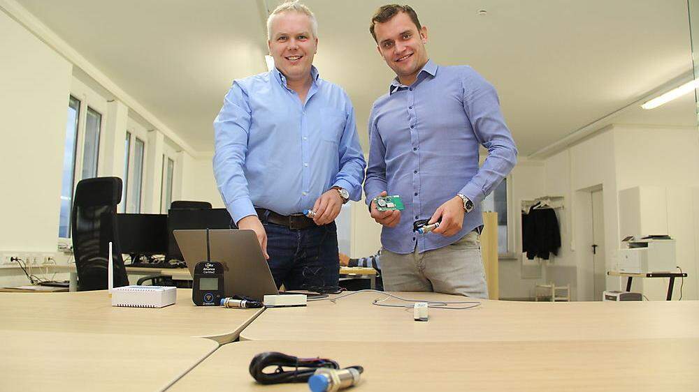 Walter Huber und Stefan Sagl, die Geschäftsführer der Firma „IoT Systems“, mit den einsetzbaren Sensoren und der Funktechnologie