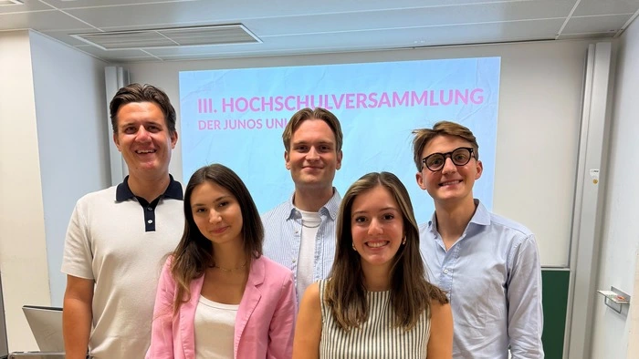 Ein Gruppenfoto mit mehreren Studenten darauf