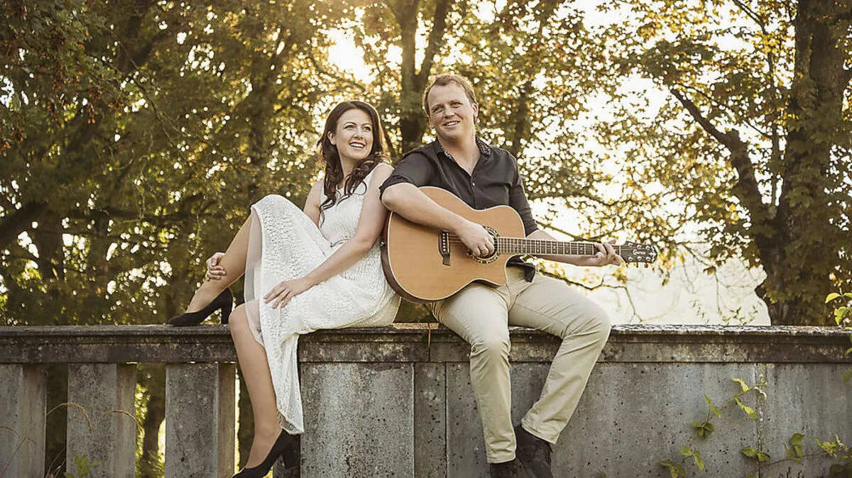 Ob in der Steiermark oder auf Fernreisen (die Hochzeitsreise führte nach Neuseeland), eine kleine Gitarre ist immer im Gepäck von Kerstin und Michael Hausegger