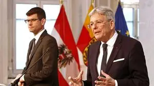 ABD0034_20250218 - KLAGENFURT - ÖSTERREICH: (v.l.) Landeshauptmannstellvertreter Martin Gruber (ÖVP) und Landeshauptmann Peter Kaiser (SPÖ) am Dienstag, 18. Februar 2025, im Rahmen einer Pressekonferenz nach einer Sitzung des Sicherheitsstabes des Landes Kärnten in Klagenfurt. - FOTO: APA/GERD EGGENBERGER