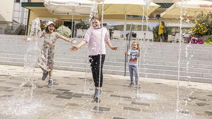Die Wasserfontänen am Ferlacher Hauptplatz sind eine beliebte Erfrischung 
