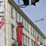 Unzweideutige Botschaft an der Fassade des Wiener Theaters in der Josefstadt