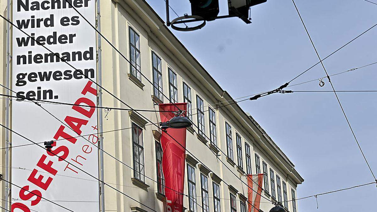Unzweideutige Botschaft an der Fassade des Wiener Theaters in der Josefstadt
