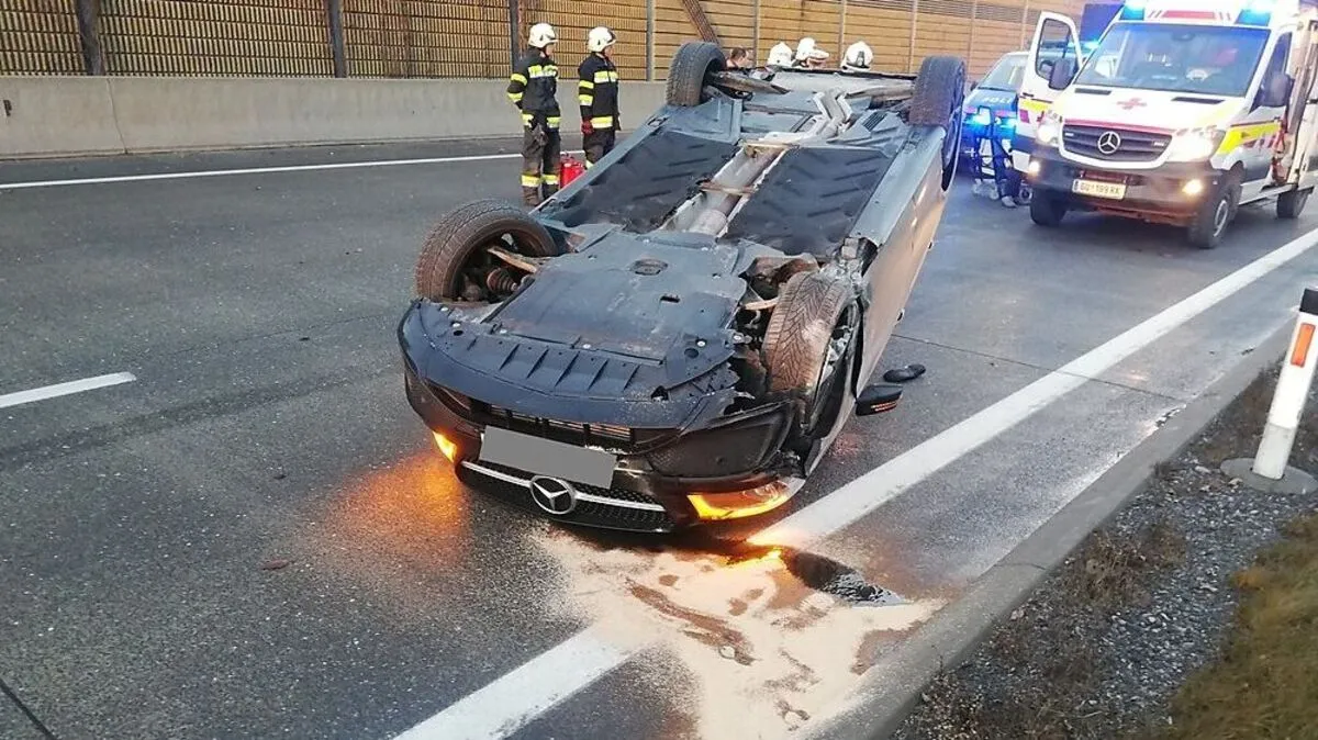 Der Lenker wurde bei dem Unfall schwer verletzt