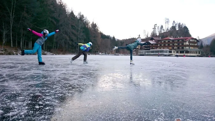 Auf dem Tristacher See bei Lienz ziehen Eisläufer seit Mitte Dezember ihre Runden. Die Kälte lässt das Kerneis noch immer wachsen.