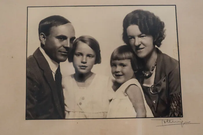 Die Eltern Matthias und Olga Bachmann mit den Kindern Isolde und Ingeborg. Das Foto hängt im Haus.