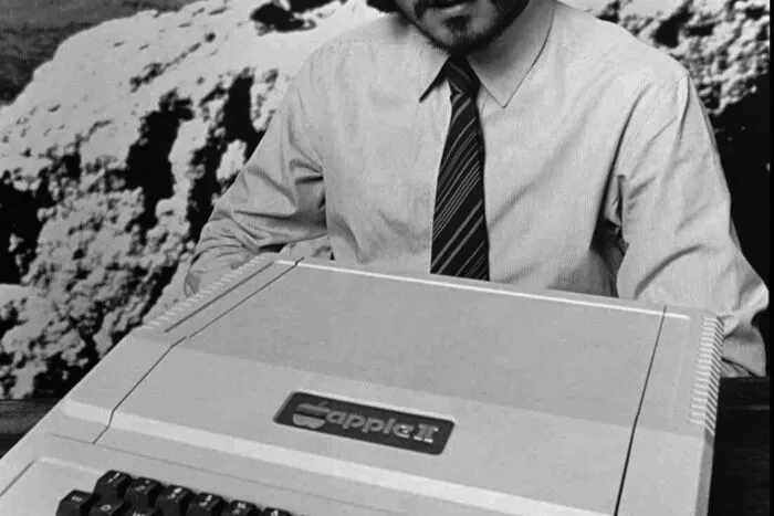 Lange Zeit wurden Computer nur über die Befehlszeile gesteuert, mit der Eingabe von Zeichen auf einem dunklen Bildschirm. Apple brachte als erstes Unternehmen den Apple II mit farbiger Grafik heraus.