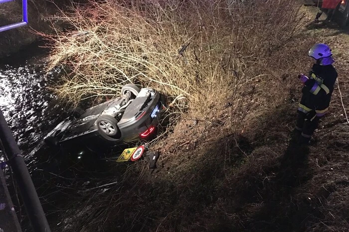 Das Auto durchschlug ein Brückengeländer und landete auf dem Dach auf der Böschung zur Laßnitz.