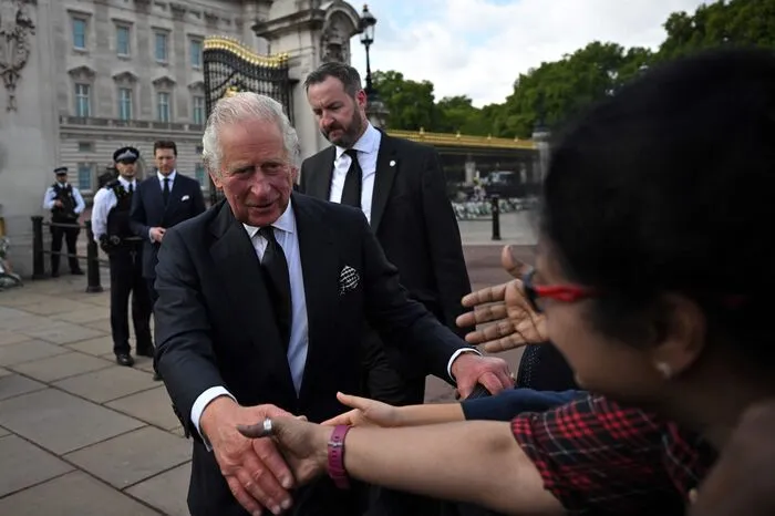 Vor den Toren des Buckingham-Palasts stieg Charles aus, schüttelte unzählige Hände und bedankte sich bei den Menschen für ihre Anteilnahme