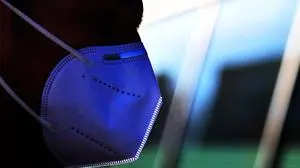 Vorgesehen ist die Verteilung von je zehn derartigen Masken an insgesamt 1,7 Millionen Personen im Alter von über 65 Jahren